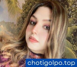 রিয়াকে তার বাবা রমেনবাবু দুই পা ফাঁক করে।