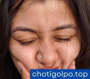 বন্ধু মাকে পিল খাওয়ানো।