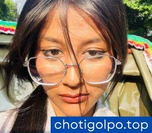 হলুদ ব্লাউজে ঢাকা খাড়া লাউ।