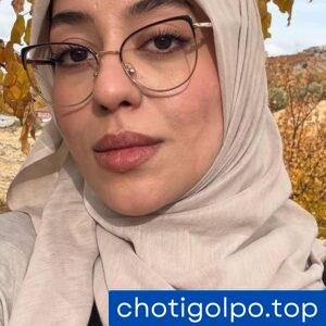 পাশের বাড়ীর যুবতী রিয়া