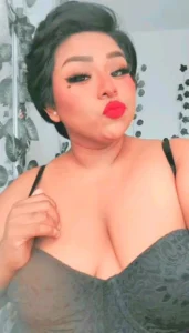 মায়ের বিশাল মাংসল পাছায় গুতো মারছে