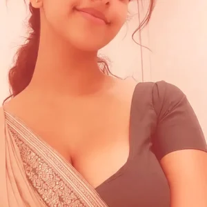 ভাবির হাত চেপে ধরলাম আর ঠোটে অনবরত চুমু